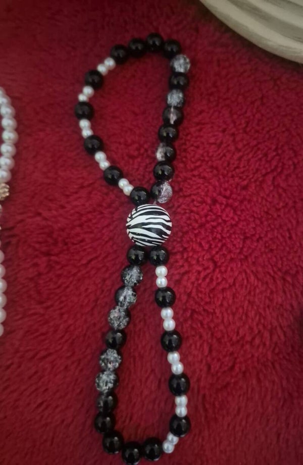 Stoere én elegante dubbele armband in zwart, wit en zilver.