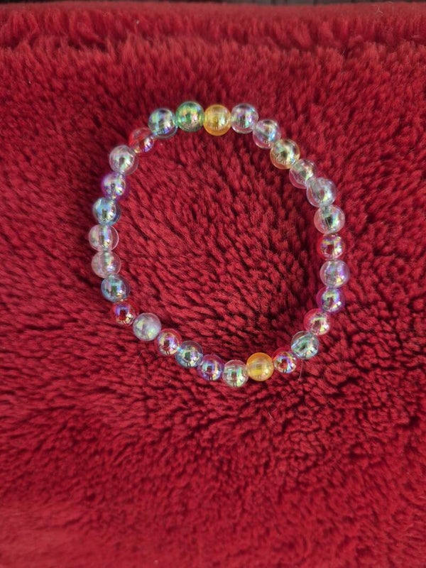 Leuke armband met allemaal gekleurde kralen.
