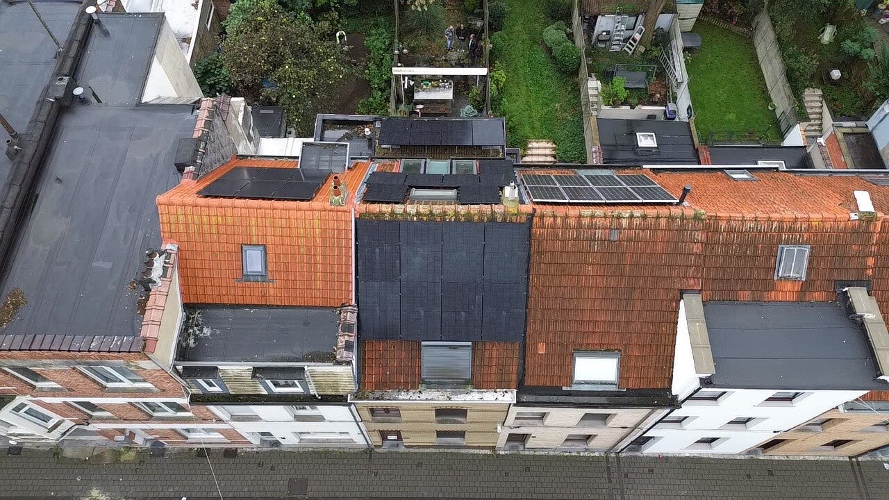 Chantier 1 — Maison de ville : vue de la toiture photovoltaïque