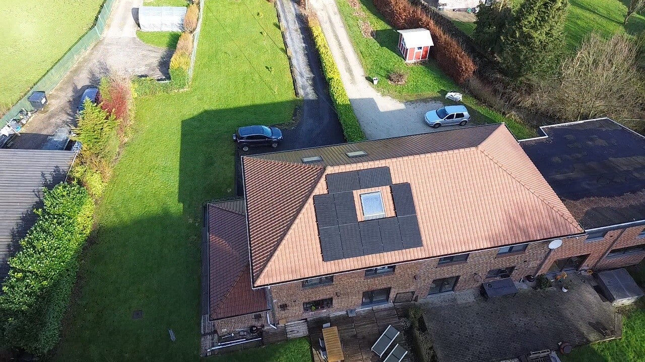 Chantier 3 — Toiture en tuiles : panneaux autour de la fenêtre de toit