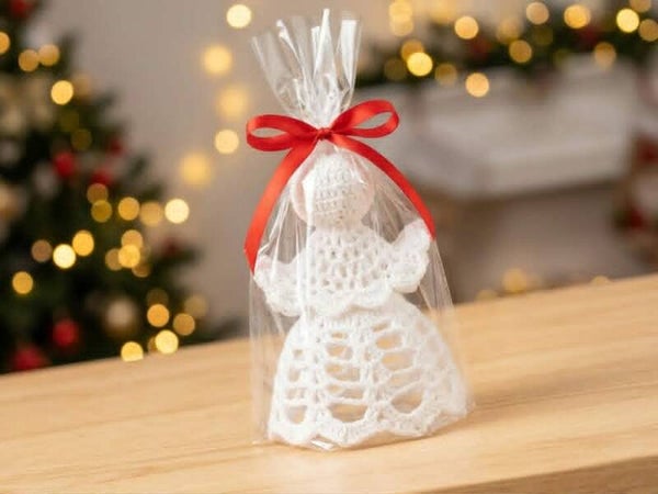 Ange de Noël en Dentelle de Crochet – Décoration Artisanal & Nœud Roug