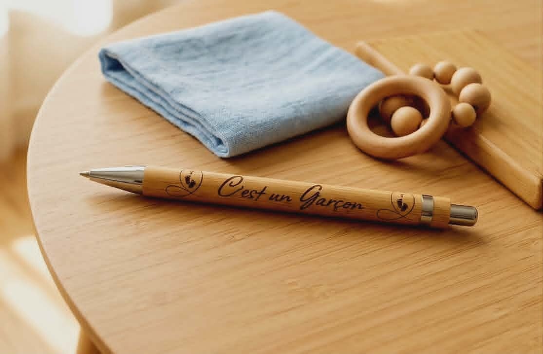 Stylo en bambou gravé — « C'est un Garçon » (Cadeau Naissance / Babyshower)