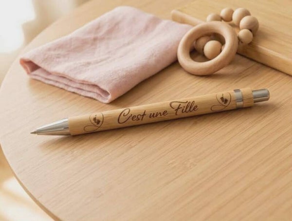 Stylo en bambou gravé — « C'est une Fille » (Cadeau Naissance / Babyshower