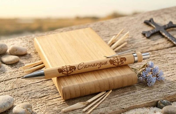 Stylo en bois de bambou gravé — Motif Camargue