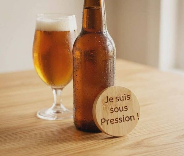 Décapsuleur Magnétique en Bambou Gravé – « Je suis sous Pression ! »