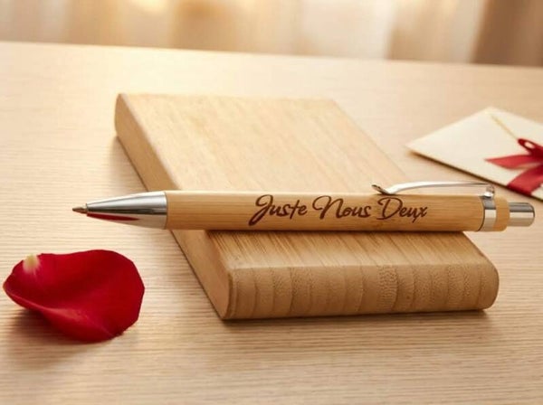 Stylo en bois de bambou gravé — « Juste Nous Deux »
