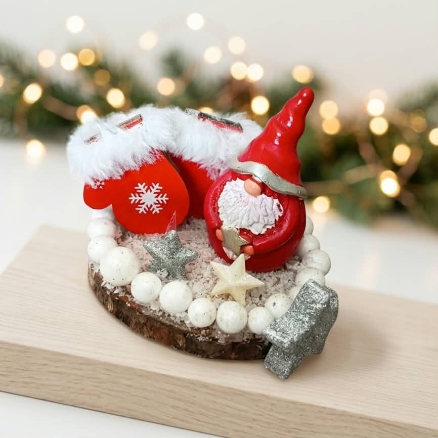 Décoration Artisanale de Noël – Lutin & Moufles sur Rondin de Bois