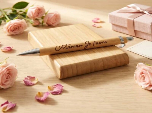 Stylo en bambou gravé – "Maman Je t'aime"