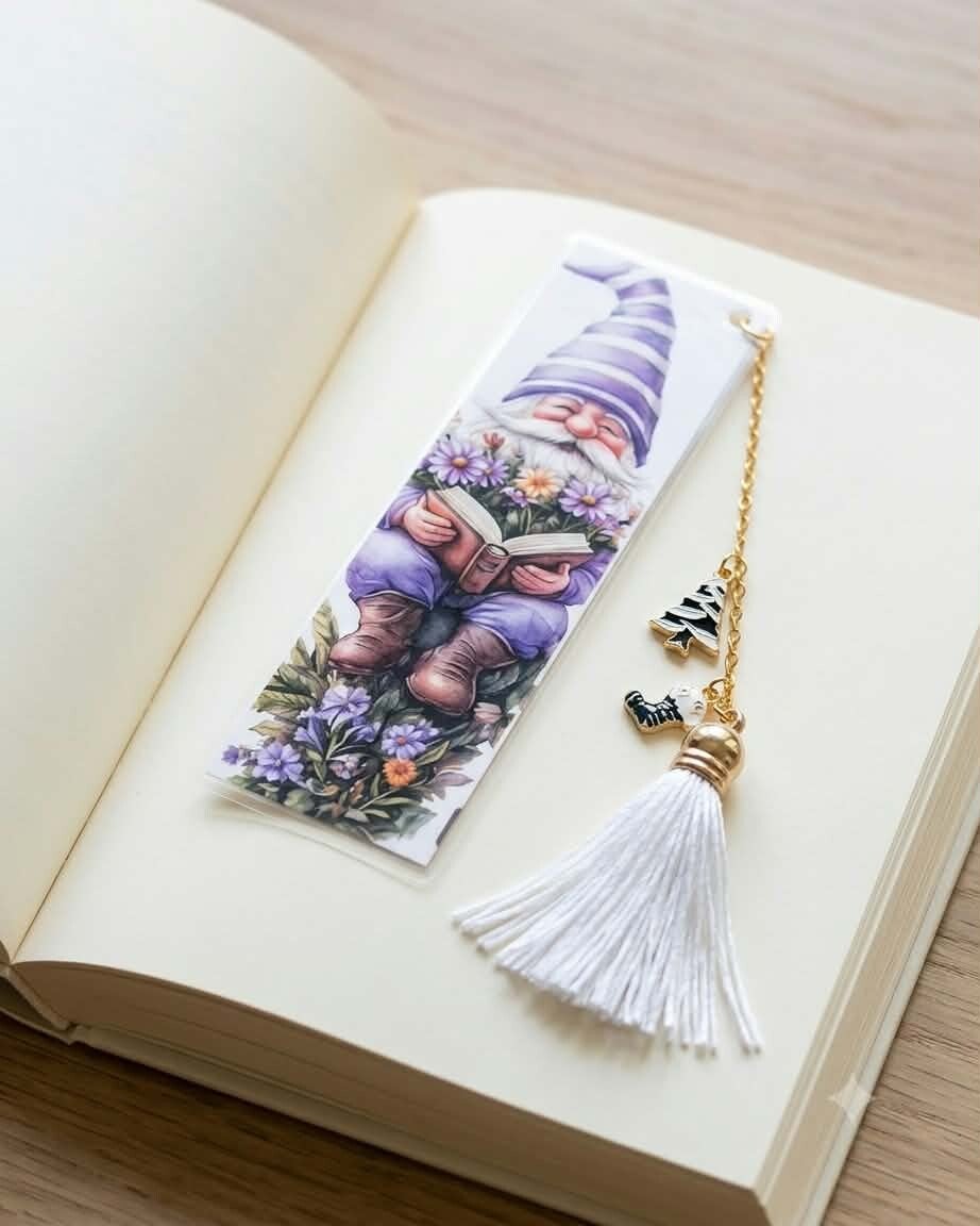 ​Marque-page Plastifié – Gnome & Fleurs Violets (avec Chaînette et Pompom)