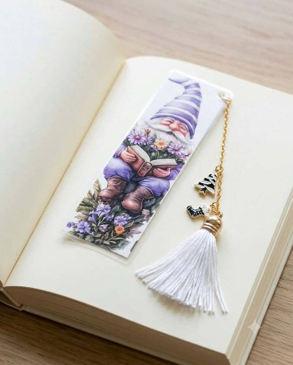​Marque-page Plastifié – Gnome & Fleurs Violets (avec Chaînette et Pompom)