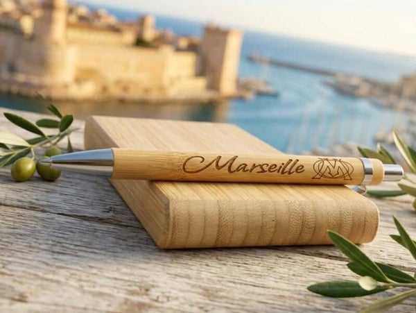Stylo en bois de bambou gravé — « Marseille »