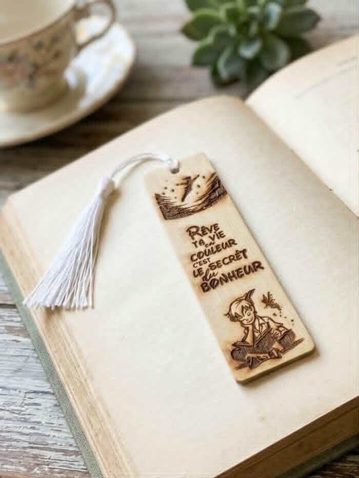 Marque-page Gravé Peter Pan – Citation & Pompon Blanc