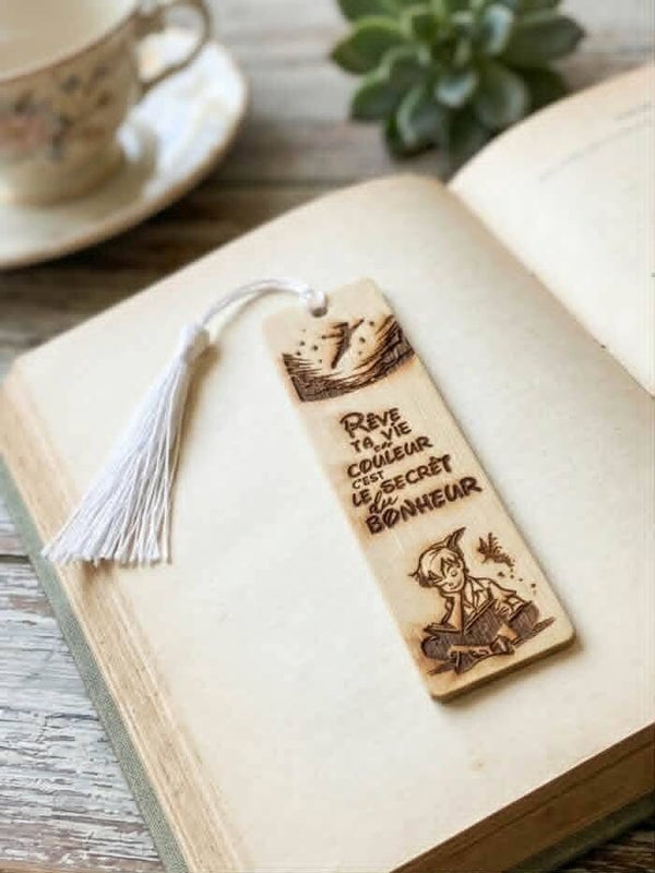 Marque-page Gravé Peter Pan – Citation & Pompon Blanc