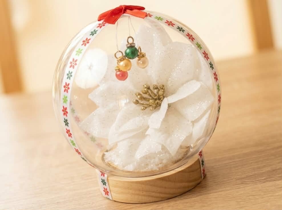 Globe Enchanté Poinsettia Blanc & Pendentifs Festifs