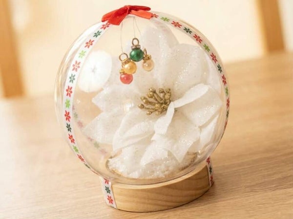 Globe Enchanté Poinsettia Blanc & Pendentifs Festifs