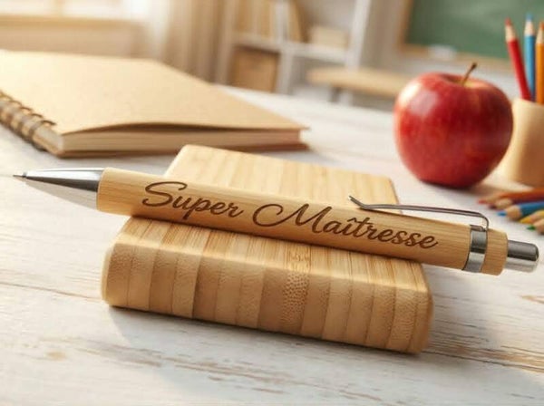 Stylo en bambou gravé – "Super Maîtresse"