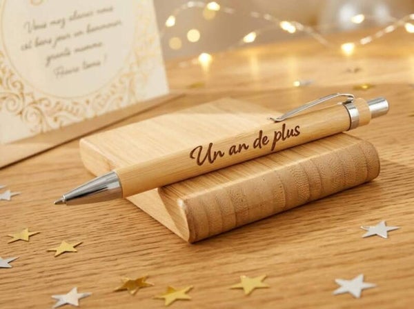 Stylo en bois de bambou gravé — « Un an de plus »