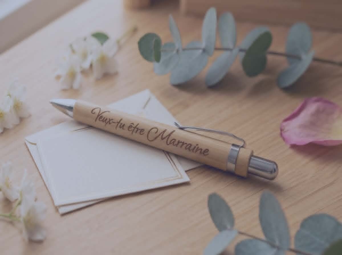 Stylo en bambou gravé — « Veux-tu être Marraine »