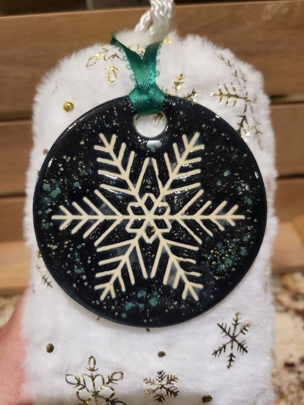 Ceramic snowflake 7.5cm - black and green specks