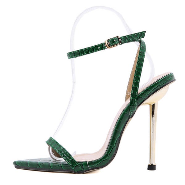 Produktbeschreibung:  Elegante Pantoletten mit moderner, eckiger Schuhspitze, transparentem Riemen und femininem Schleifen-Detail. Der stilvolle Skulpturabsatz verleiht dem Schuh einen zeitgemäßen Look und bietet zugleich stabilen Halt. Die klare Linienfü