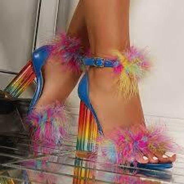 Rainbow Feather Heels – Multicolor Statement Sandalen