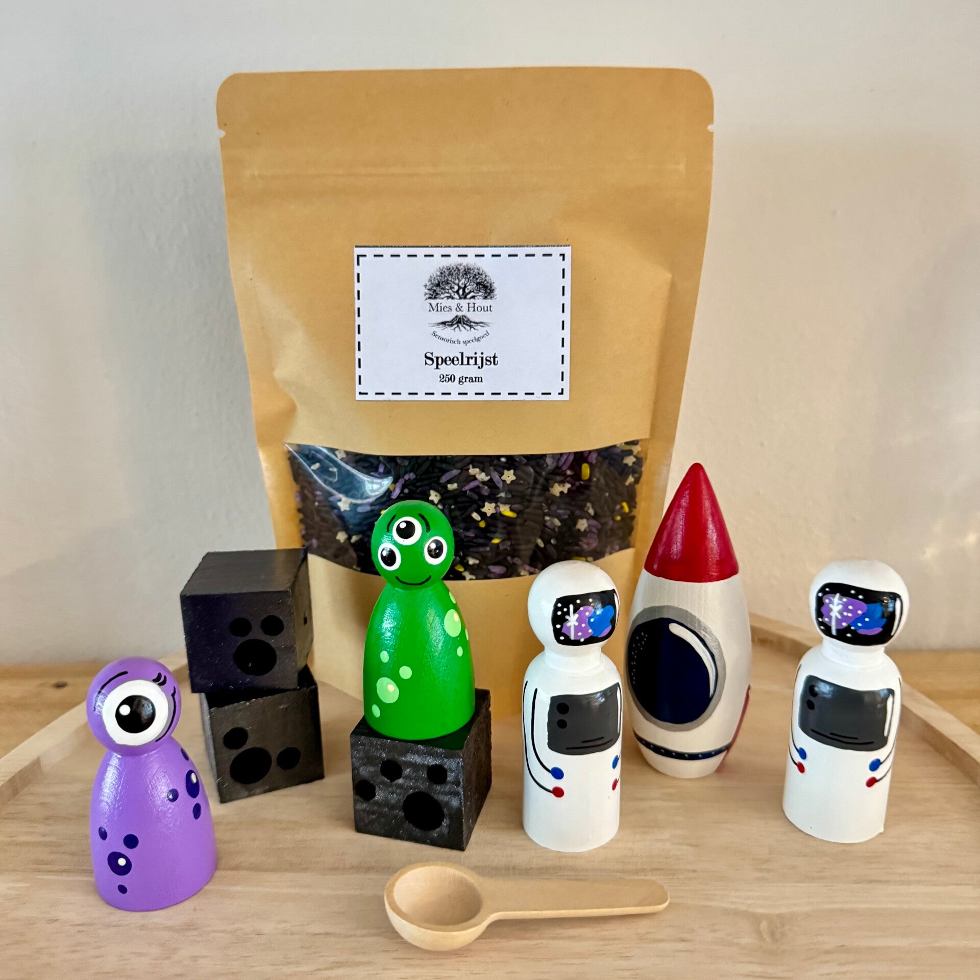 Pegdolls In de ruimte met speelrijst