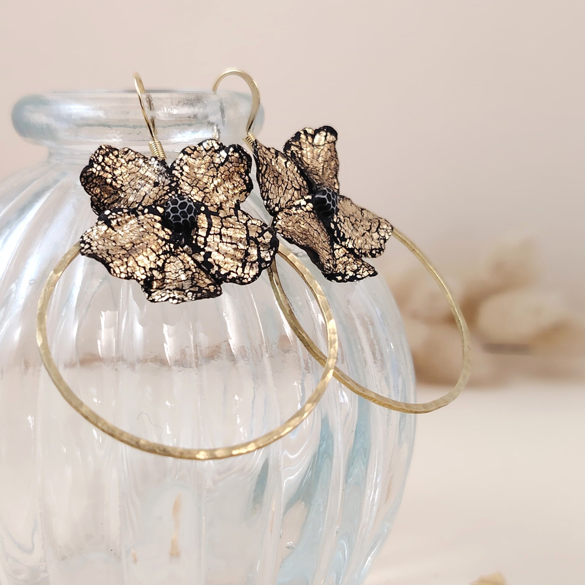 Boucles d'oreilles fleurs noir&or