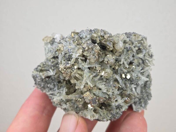 Pyriet met Kwarts en Calciet UV