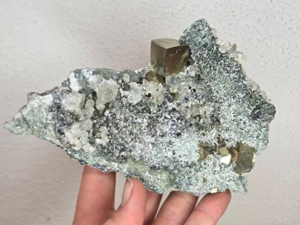 Kwarts met Pyriet en Calciet UV