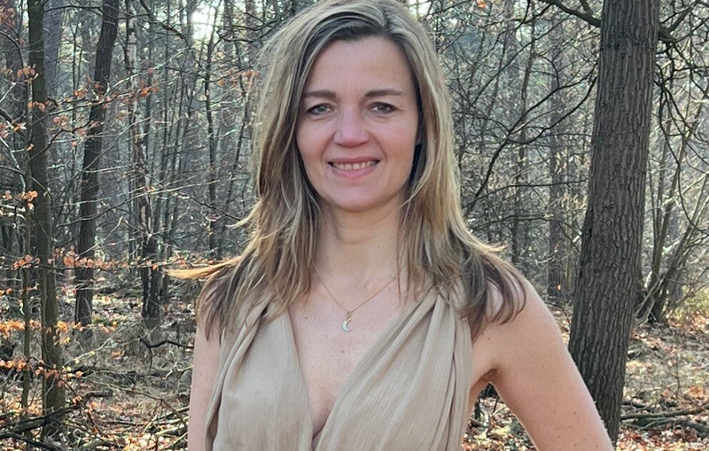 Annemarie van Dam in haar praktijk