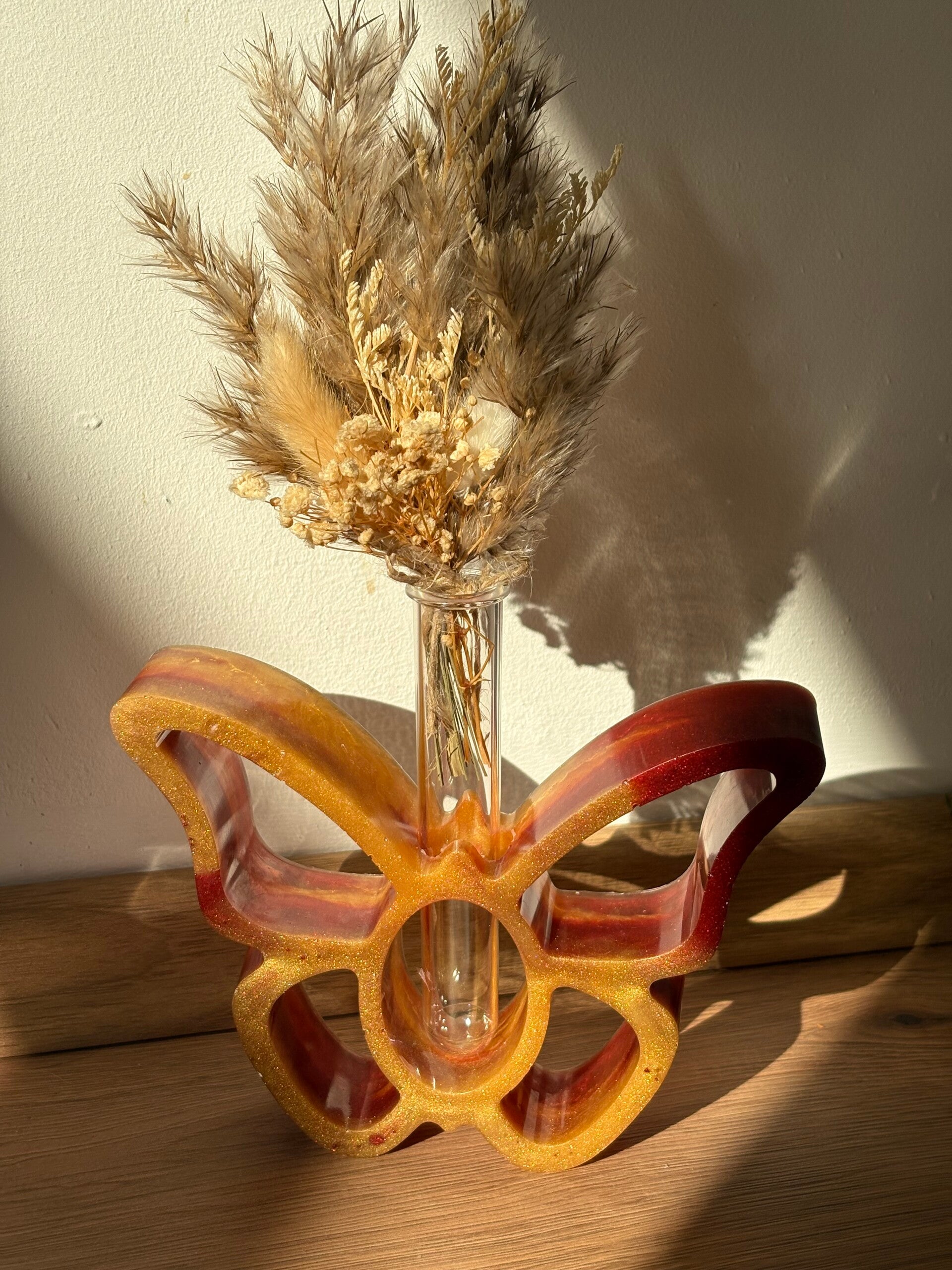 Schmetterling mit Trockenblumen