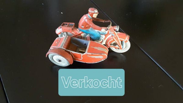Motorrijder met zijspan blik uit jaren 50