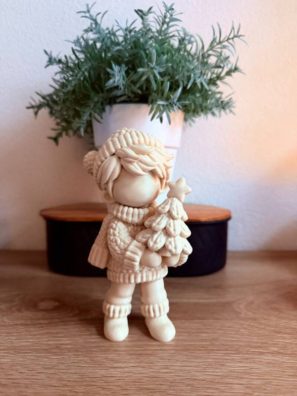 Winterjongen met kerstboompje