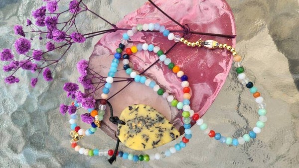 Collana con perline in acrilico