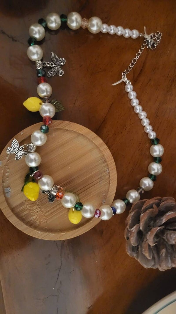 Collana con perle in acrilico limoni e farfalle
