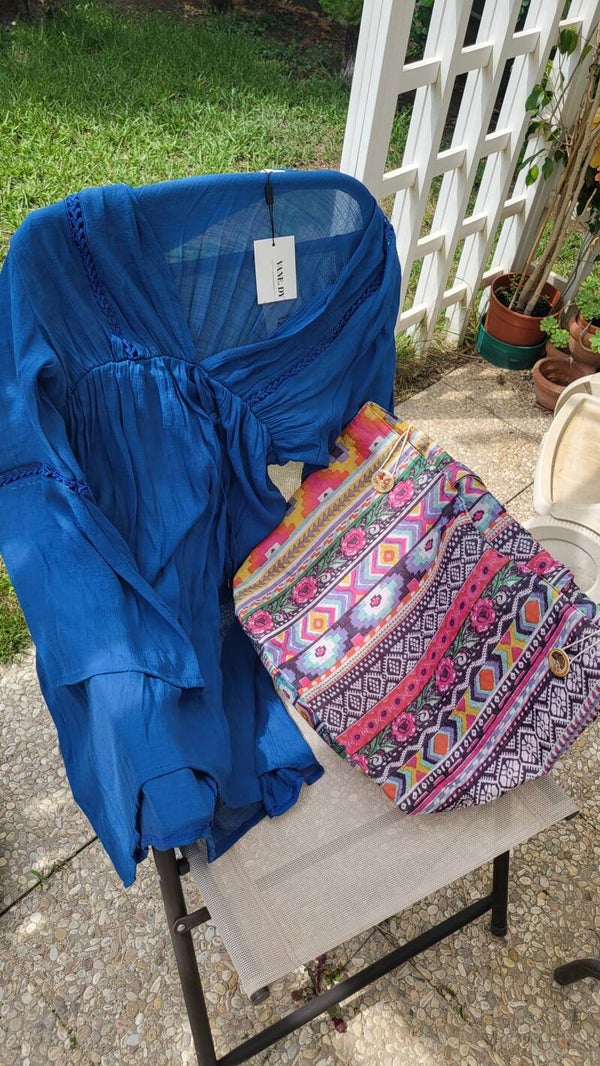 Vestito estivo blu con borsa abbinata