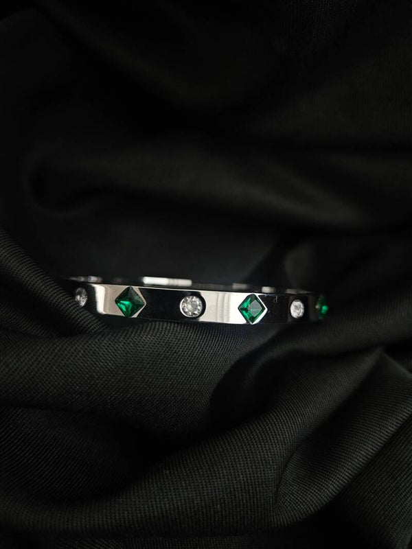 Klassieke cartier armband met groene diamanten