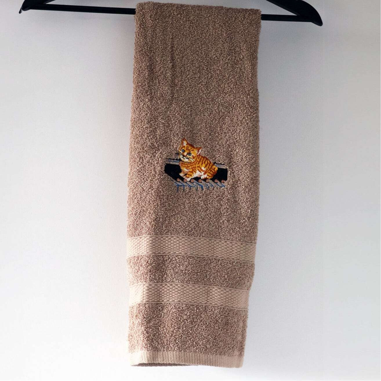 Geborduurde badhanddoek kat