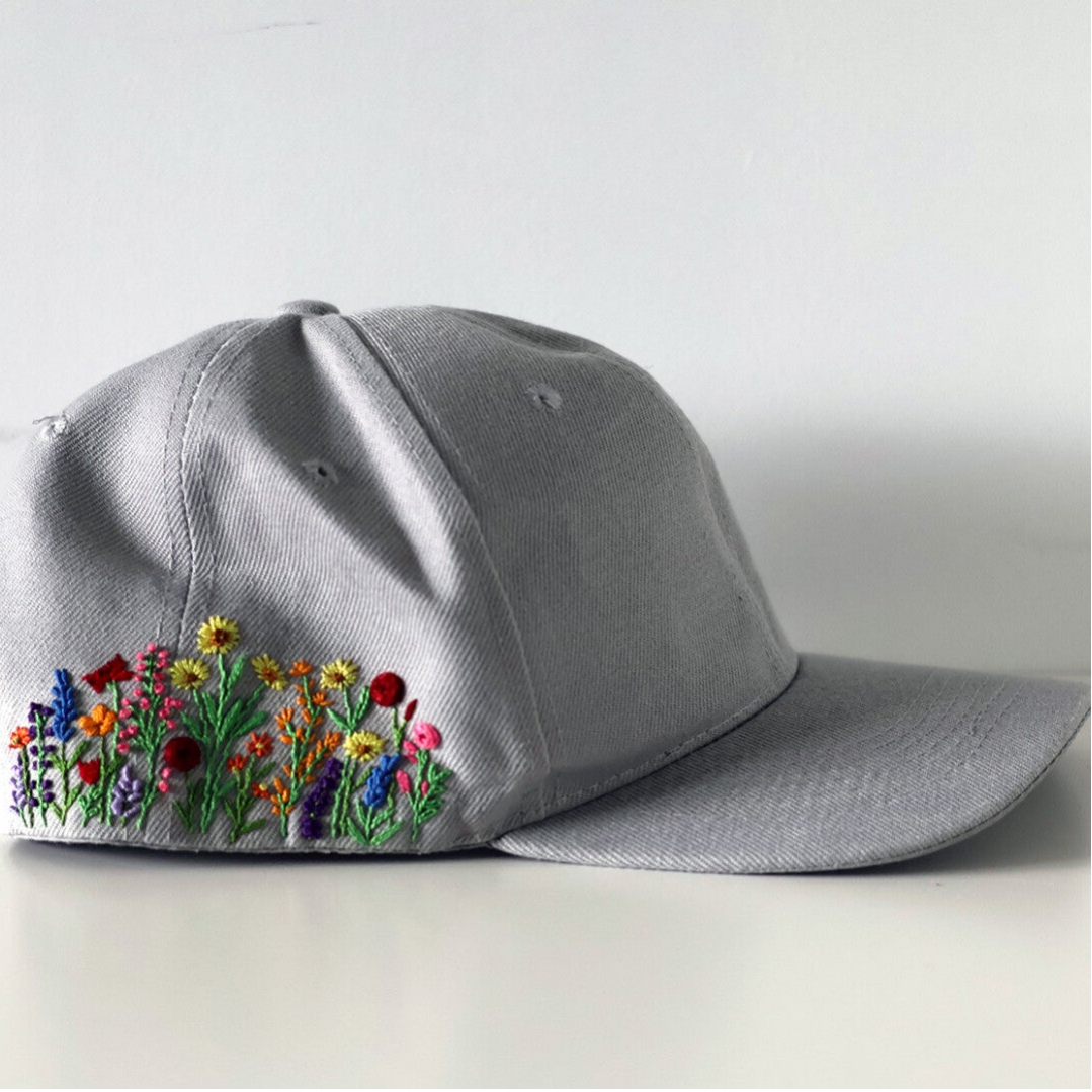 Geborduurde pet met bloemen