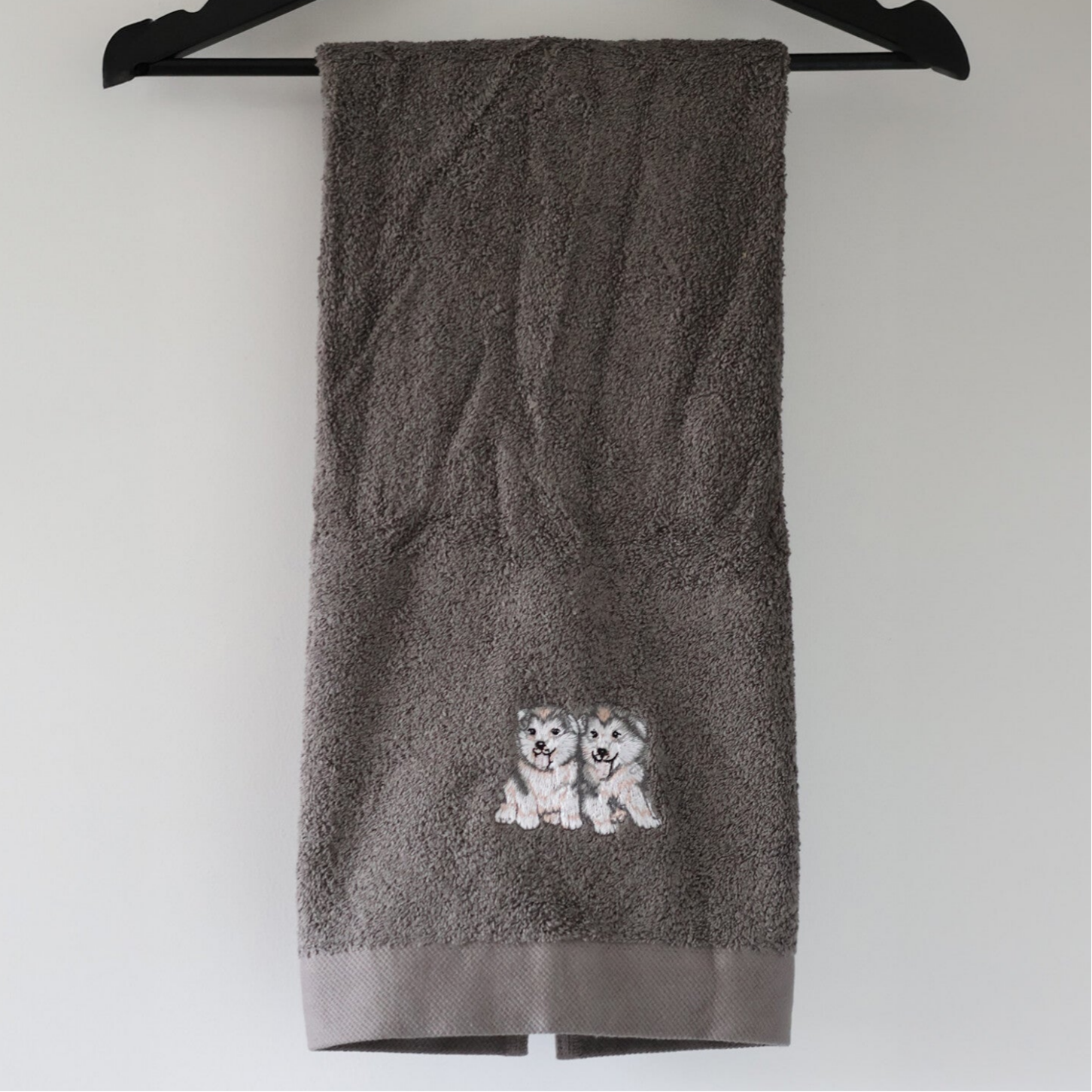 Geborduurde badhanddoek met hondjes