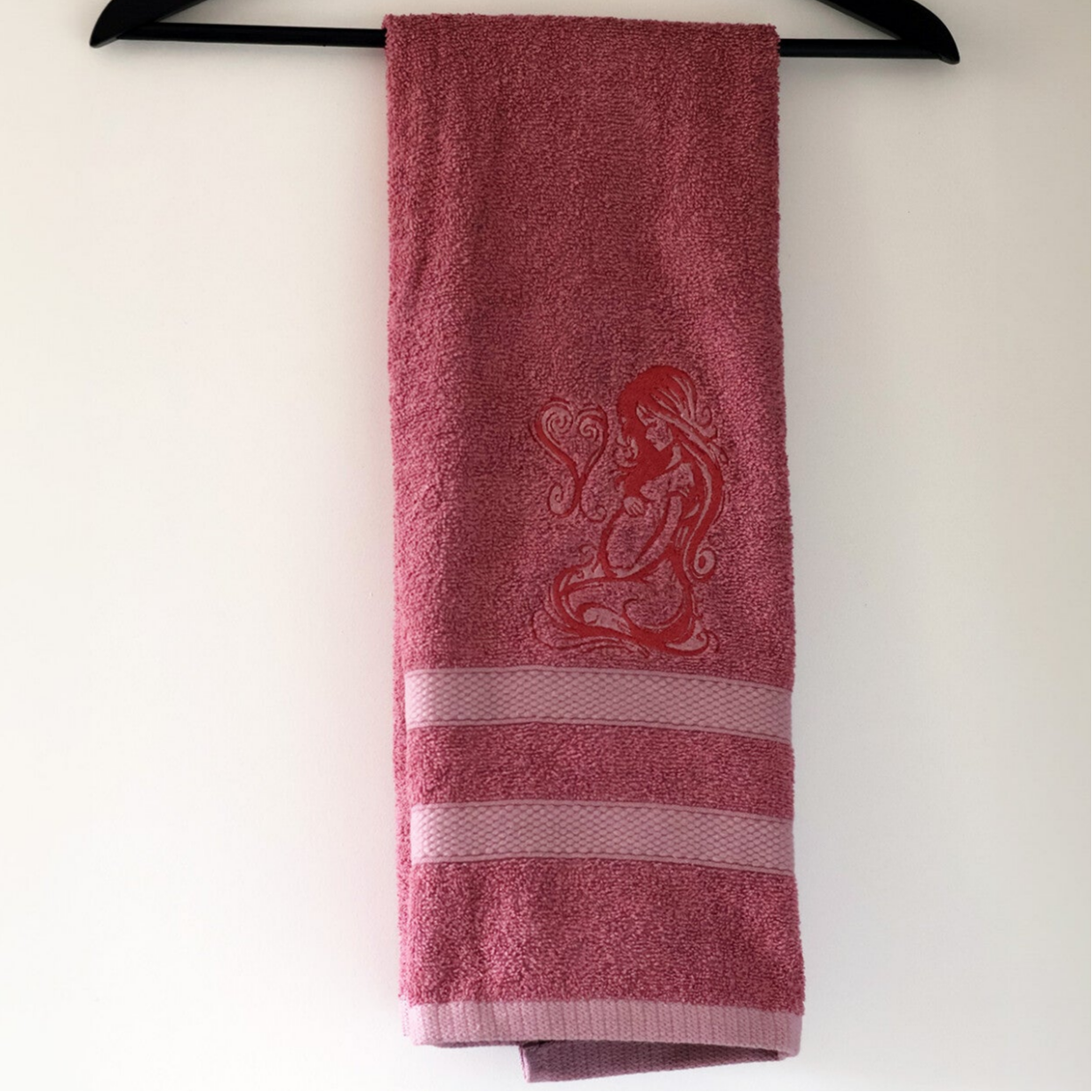 Geborduurde badhanddoek zwangere vrouw