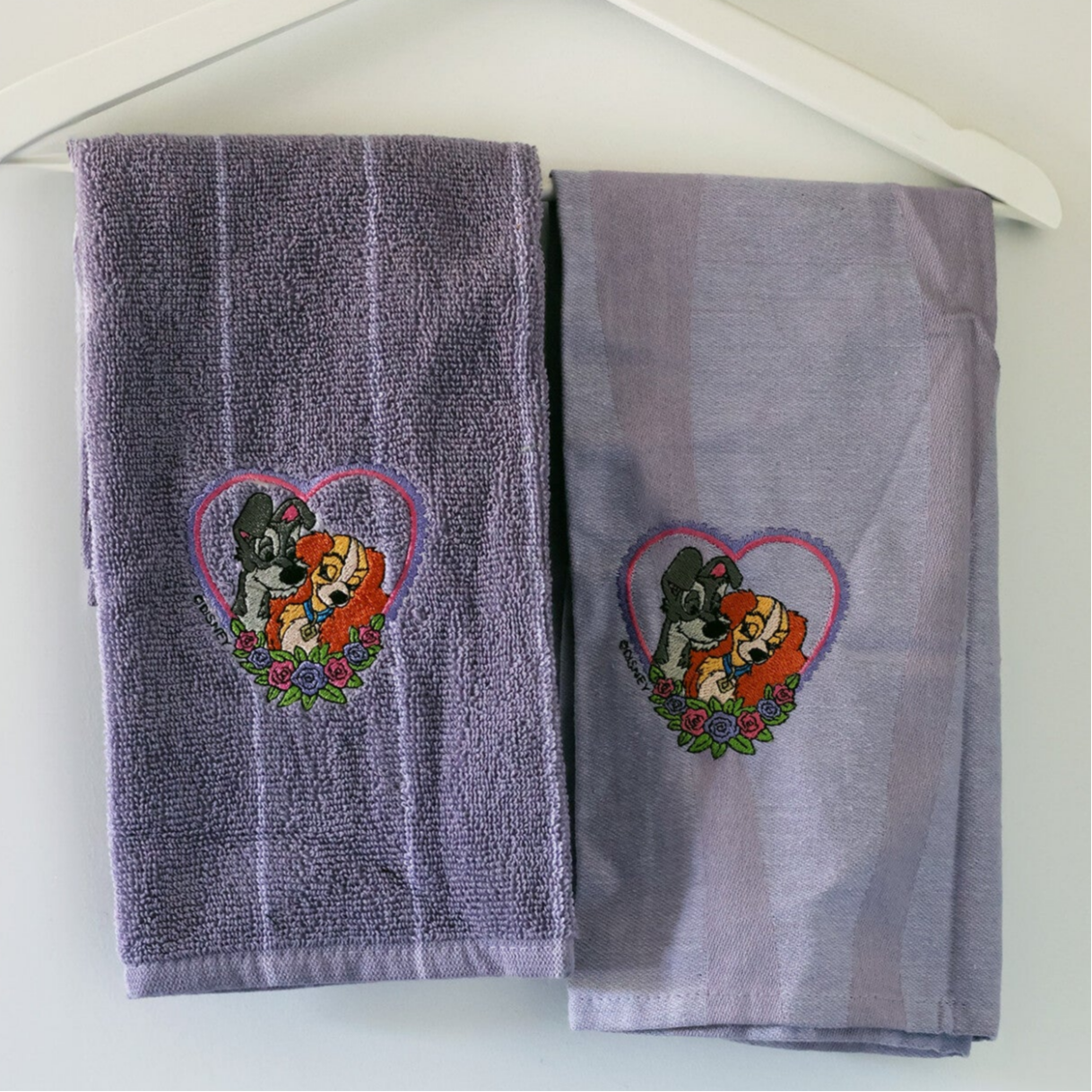 Geborduurde keukenhanddoek en theedoek Lady & de Vagebond