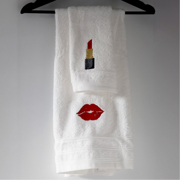 Geborduurde badhanddoek en gastendoek lippen