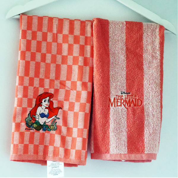 Geborduurde keukenhanddoek en theedoek Ariel
