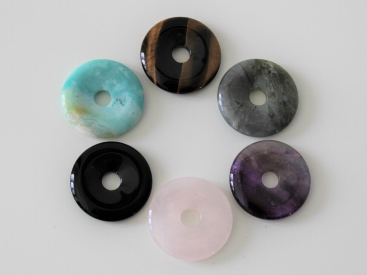 Colliers Pendentifs Donuts ou Pi Chinois - Quartz Rose/Labradorite/Amazonite/ Oeil de Tigre/Améthyste/Onyx