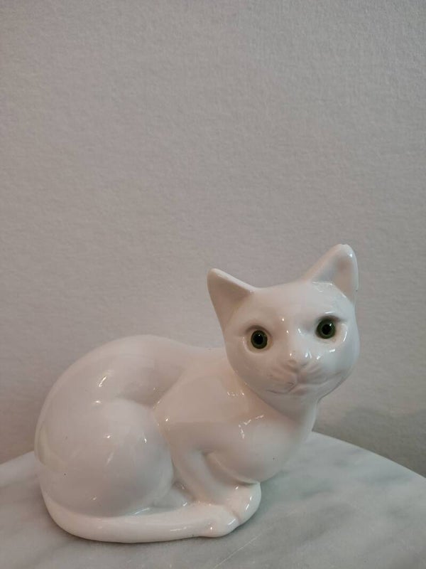 Vintage witte keramieken kat met groene ogen – retro beeld