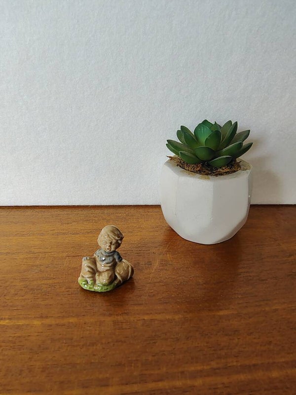 vintage Wade Whimsies beeldje uit Engeland zittend kind met kruik