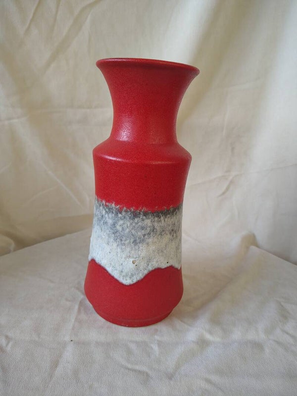 Vintage keramieken vaas in diep rood lava-glazuur – model 1451/30