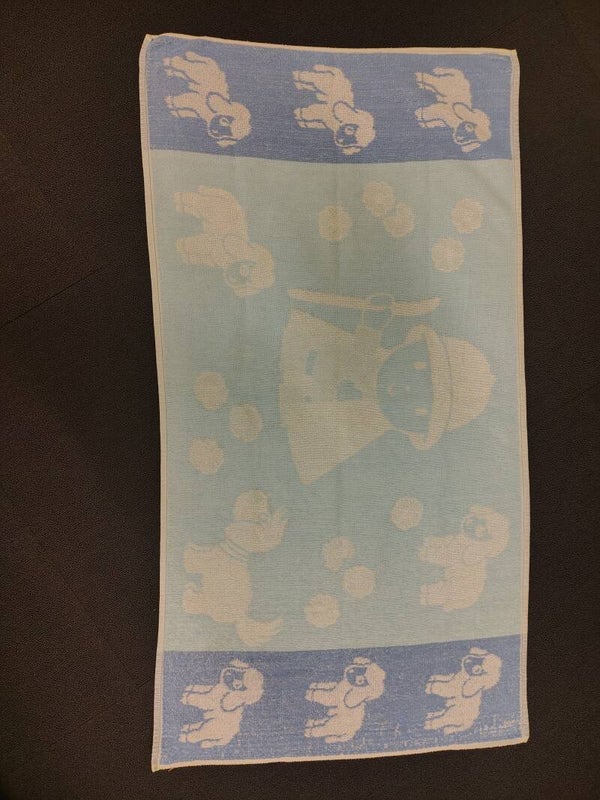 Vintage kinderhanddoek met speelse diertjes wit en blauw