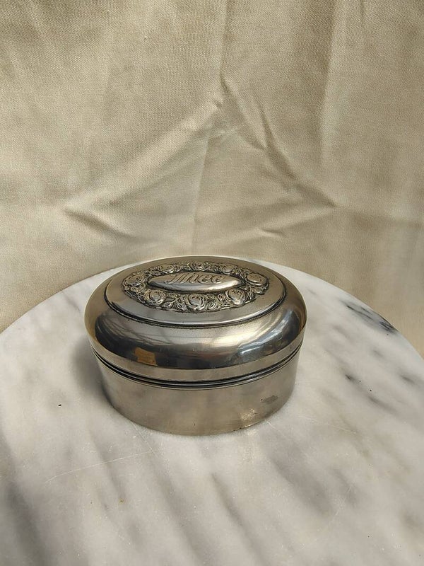 Vintage metalen theeblik met rozen reliëf